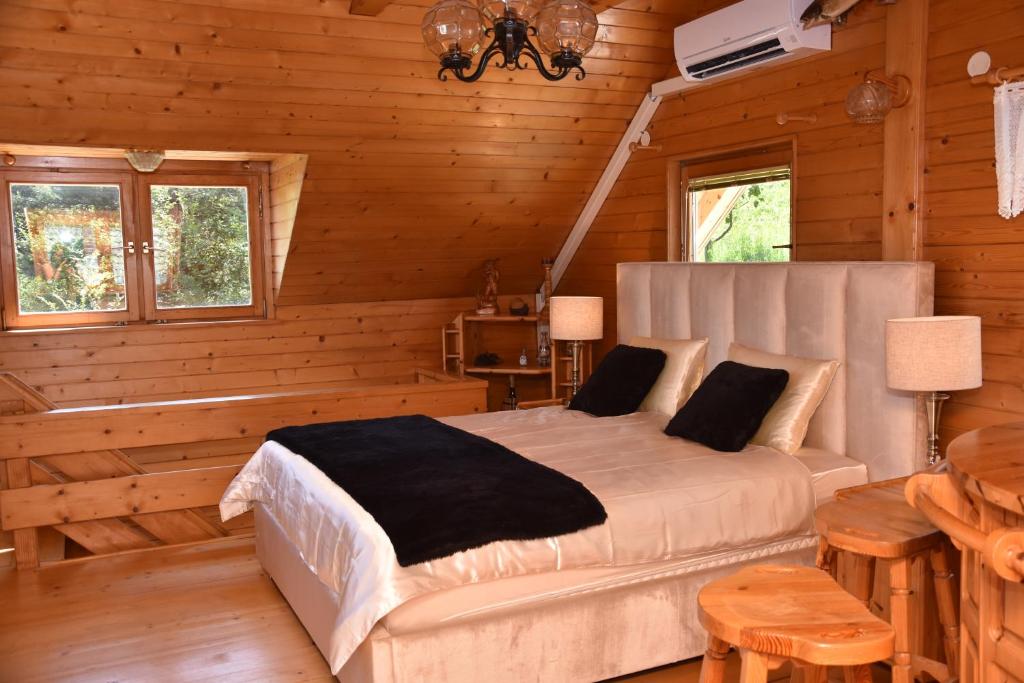 Giường trong phòng chung tại Planika Holiday Home