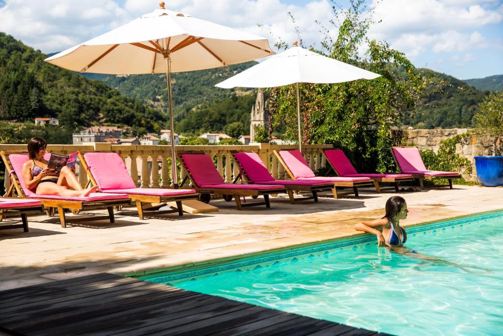 Bazén v ubytování Villa Aimée Luxury Apartments with Heated Pool nebo v jeho okolí