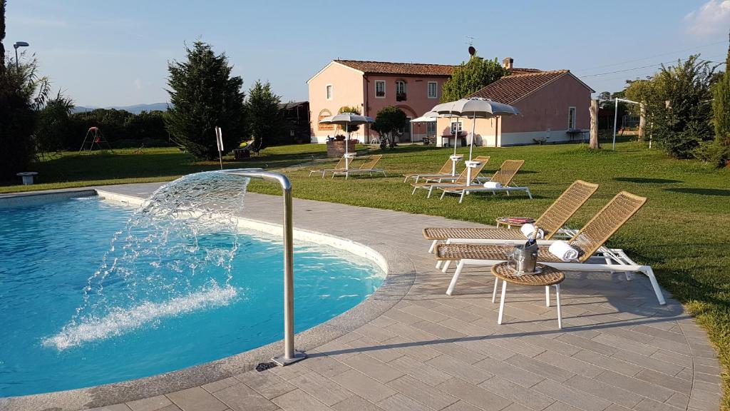 een zwembad met een fontein in een tuin bij Casal Sant'Elena in Altopascio