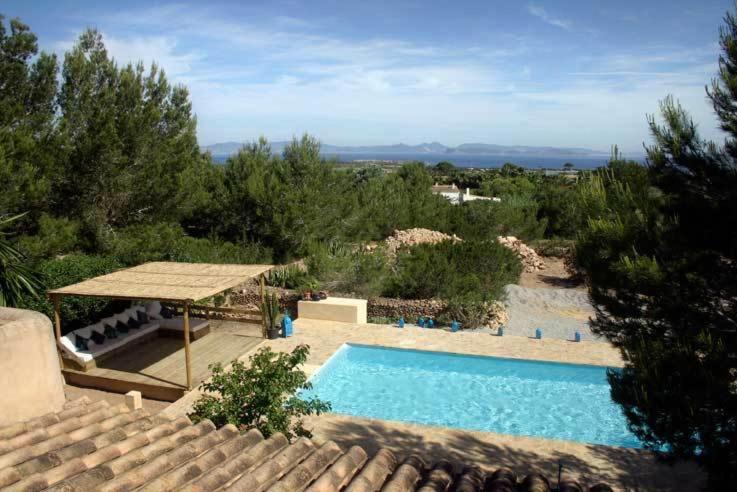 una piscina en medio de un patio en Sol Y Brisa, en Sant Francesc Xavier