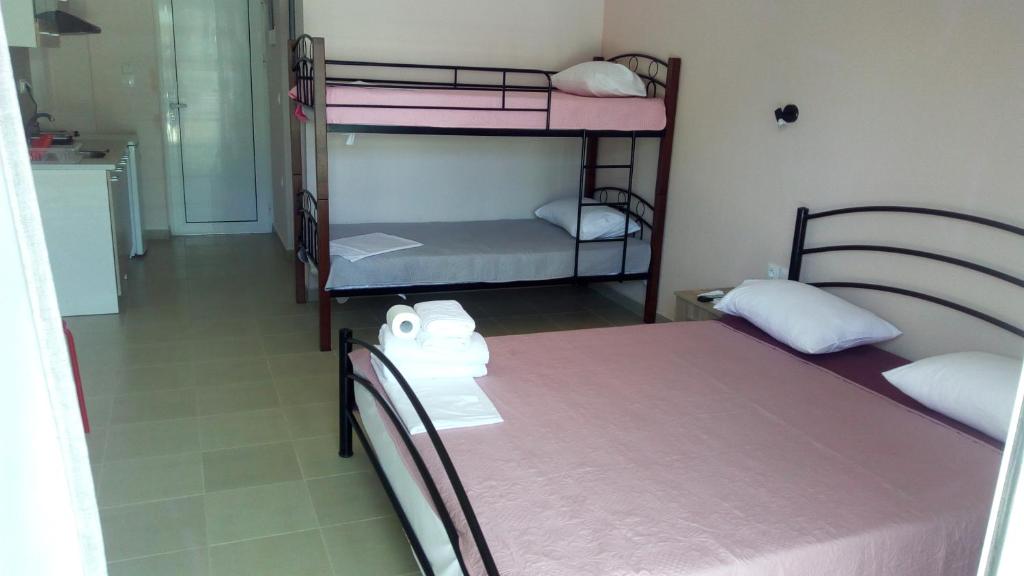 Postel nebo postele na pokoji v ubytování Persefoni Rooms Apartments & Mezonetes