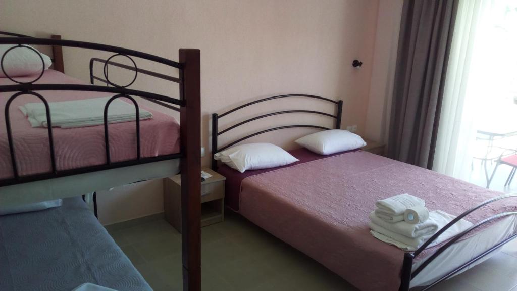 Postel nebo postele na pokoji v ubytování Persefoni Rooms Apartments & Mezonetes