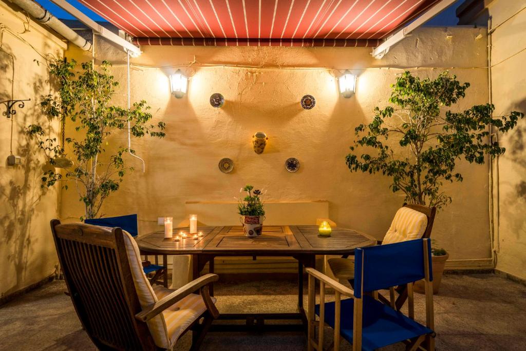 een tafel en stoelen in een kamer met planten bij Homely Apartments Casa Carmen in Torrevieja