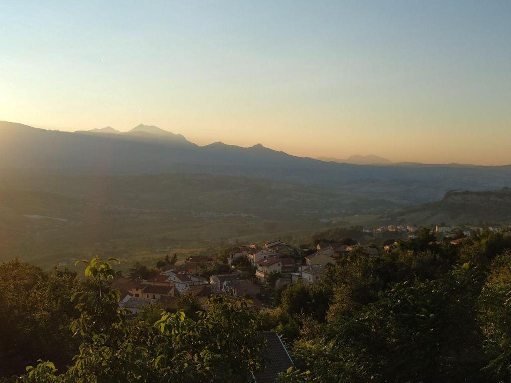 a view of a town with mountains in the background at Casa Valery ai piedi del Geoparco Majella in Lettomanoppello