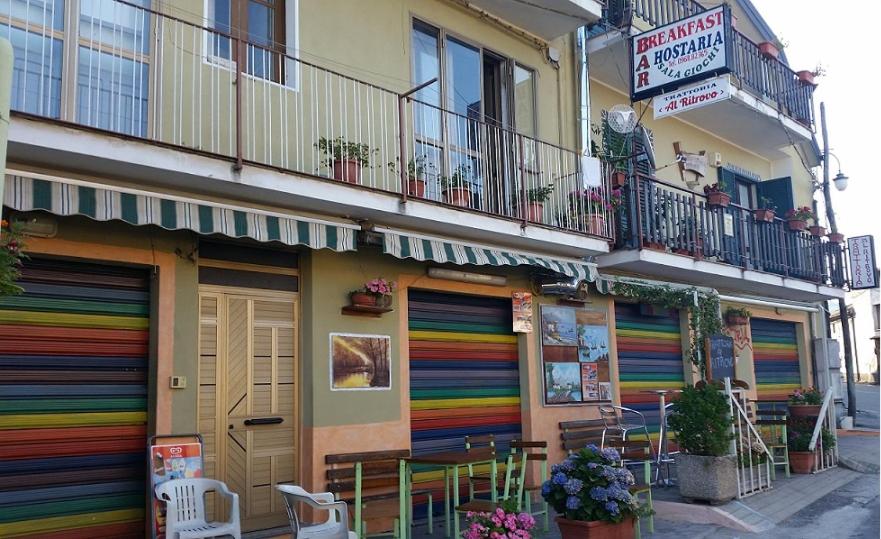 ein Gebäude mit bunten Garagentüren auf einer Straße in der Unterkunft Bed&Breakfast Castagna in Carlopoli