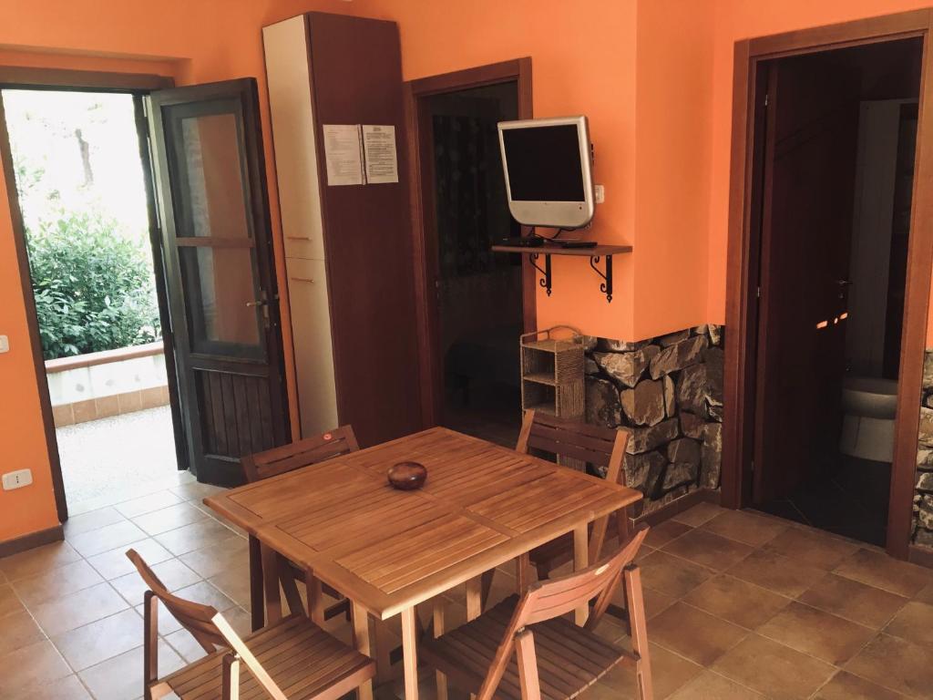 Televízia a/alebo spoločenská miestnosť v ubytovaní Villa Carla