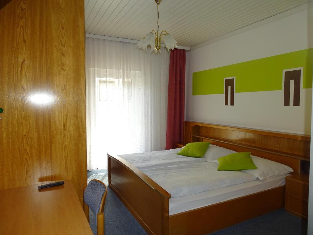 Postel nebo postele na pokoji v ubytování Gasthof Torwirt