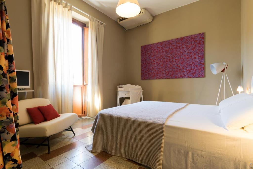 Łóżko lub łóżka w pokoju w obiekcie BluLassù City Center Rooms