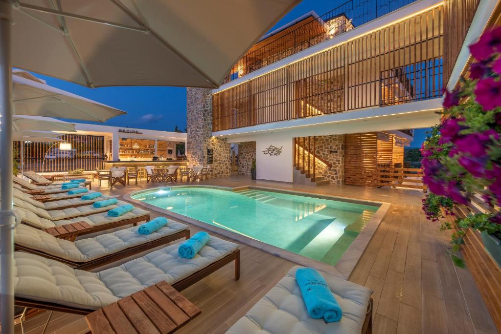 Bazén v ubytování Dandelion Suites nebo v jeho okolí