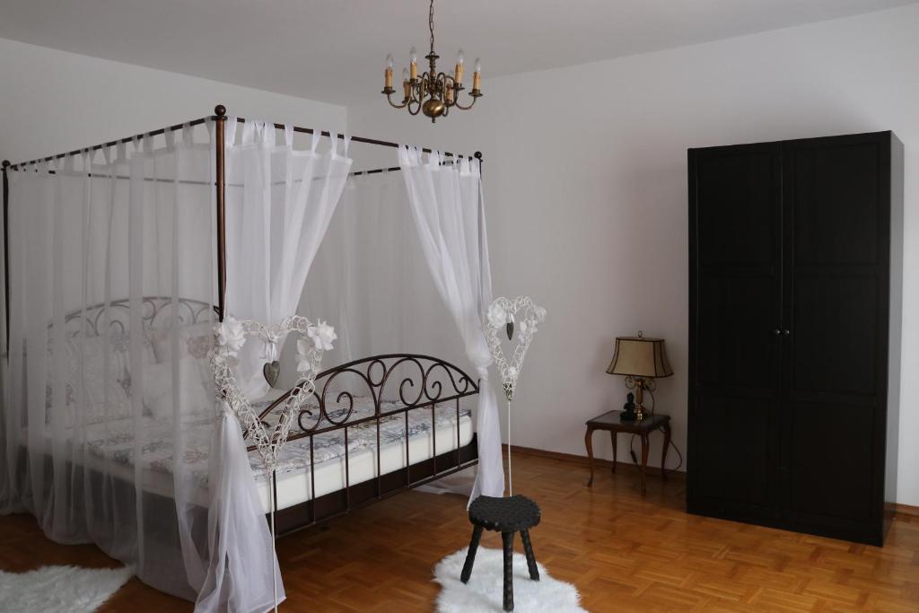 Postel nebo postele na pokoji v ubytování The Lakehouse Villa Neusiedl am See Wienerstraße 8