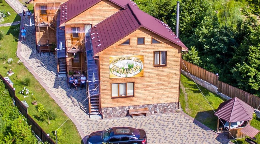 an overhead view of a house with a car parked in front at Санаторий "Синяк" гостиный двор "ПРОЛИСОК" in Sinyak
