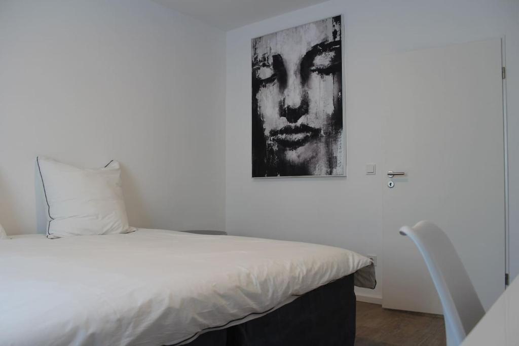 a bedroom with a bed and a painting on the wall at Singapore·CHILLINGHOUSE # 7, 3 Min.vom ICE,NETFLIX in Siegburg