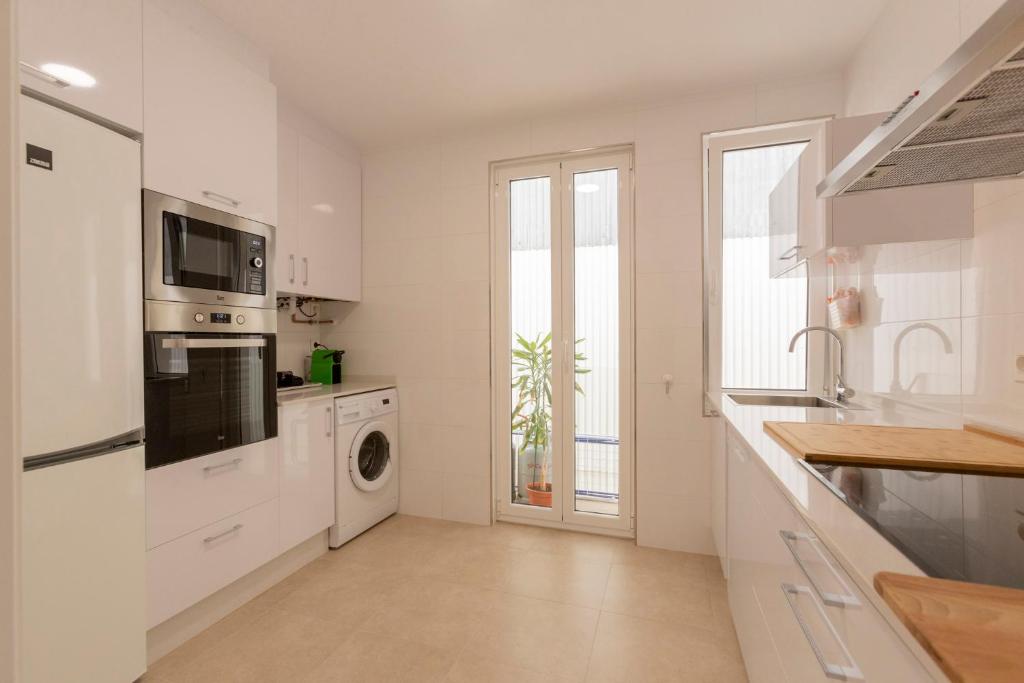 A kitchen or kitchenette at Noray Apartamentos Viveiro