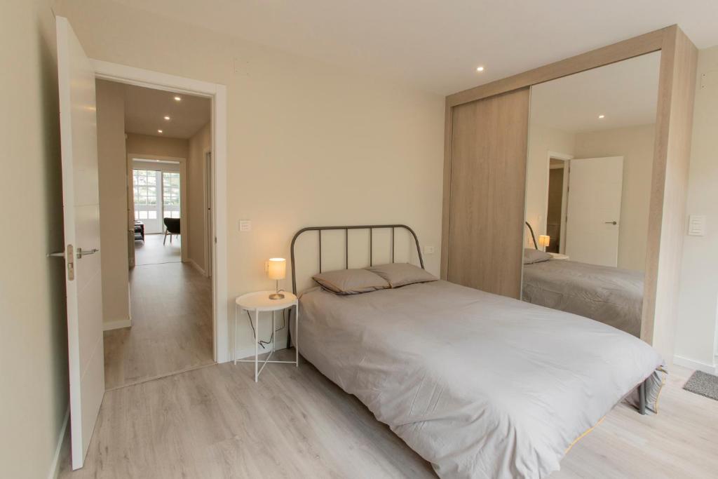 A bed or beds in a room at Noray Apartamentos Viveiro