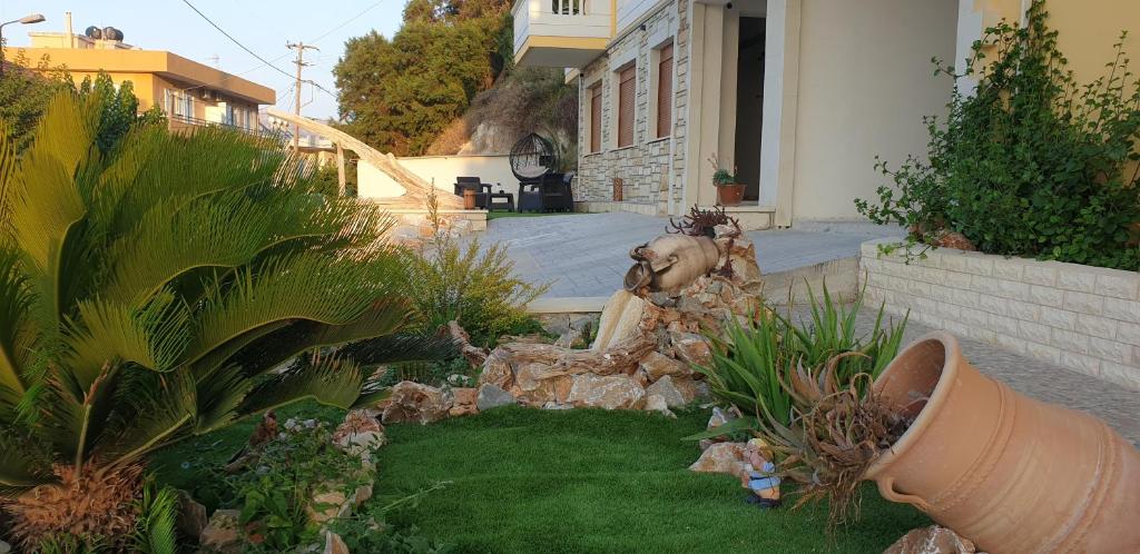 Vonkajšia záhrada v ubytovaní Kalyves Bay