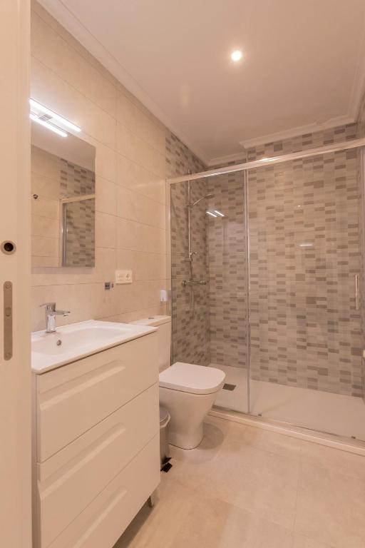 A bathroom at Noray Apartamentos Viveiro