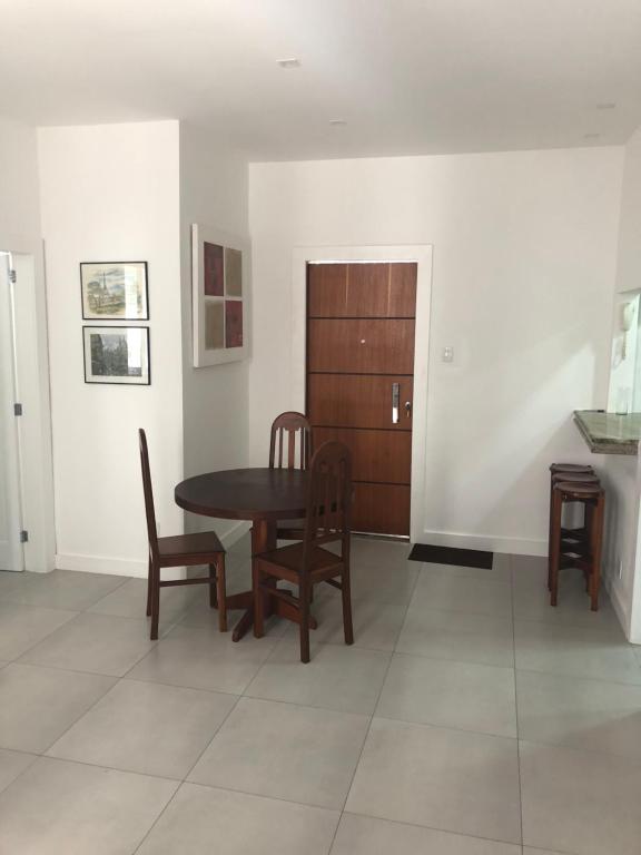  Leblon Excelente dois Quartos na quadra da Praia