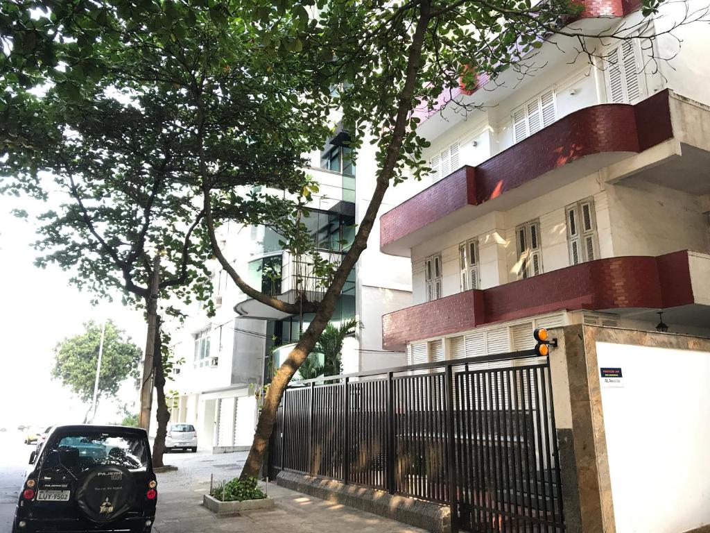  Leblon Excelente dois Quartos na quadra da Praia