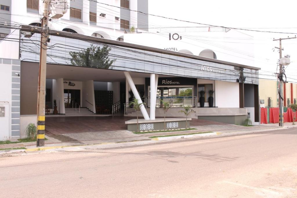 a building on the corner of a street at Rios Hotel in Rondonópolis