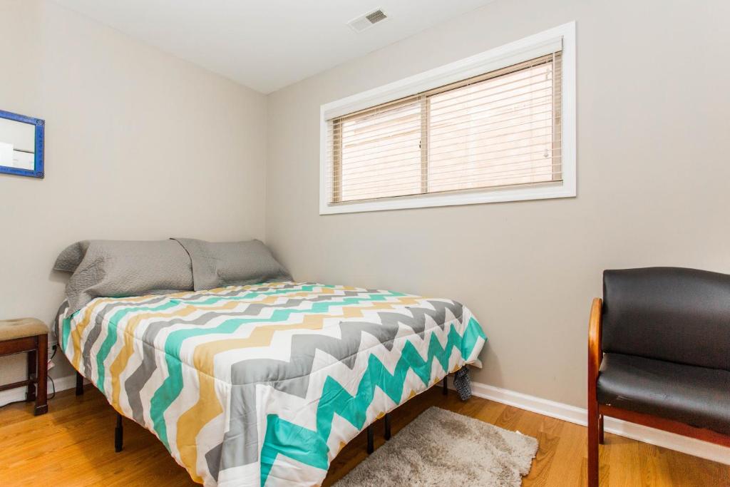 4 Bedroom Home in Best Location Parking Fireplace Back Yard Pets Welcome客房内的一张或多张床位