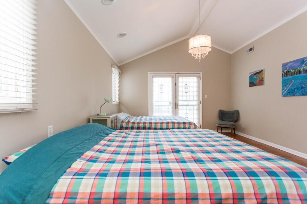 4 Bedroom Home in Best Location Parking Fireplace Back Yard Pets Welcome客房内的一张或多张床位