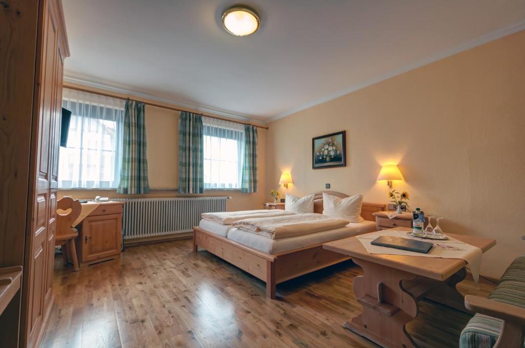 Postel nebo postele na pokoji v ubytování Hotel Gasthof Rössle