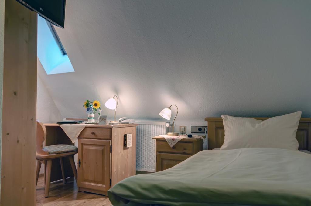 Postel nebo postele na pokoji v ubytování Hotel Gasthof Rössle