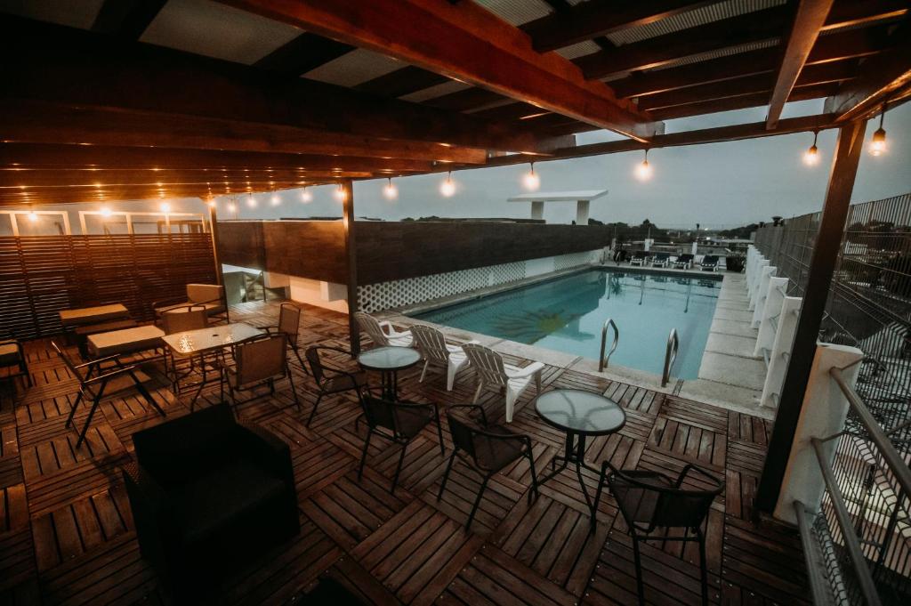 Bazén v ubytování May Palace Hotel  nebo v jeho okolí