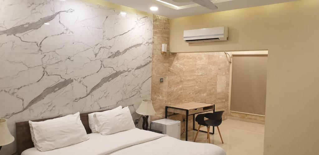 Postel nebo postele na pokoji v ubytování Gofas Lodge