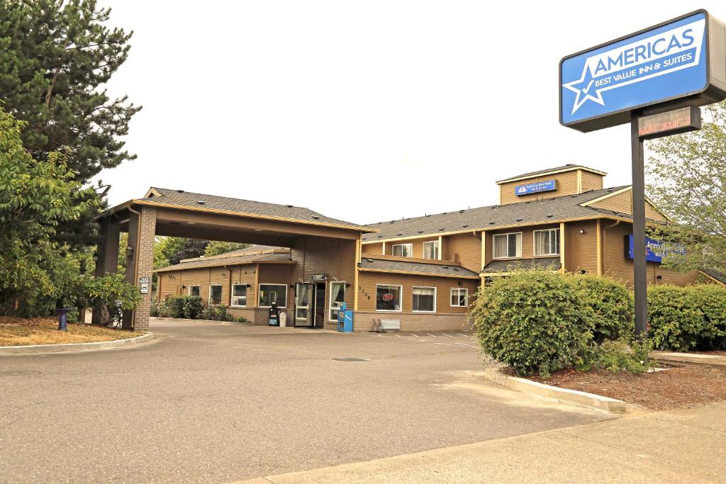 un edificio con una señal delante de él en Americas Best Value Inn & Suites-Forest Grove/Hillsboro, en Forest Grove