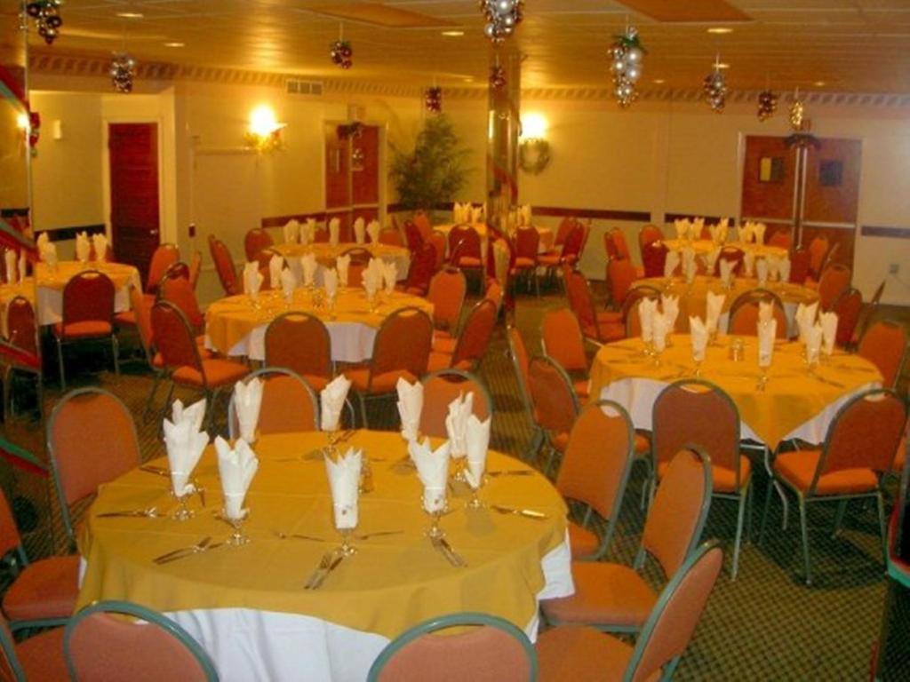 Restaurace v ubytování Carl's Unique Inn & Conference Facilities
