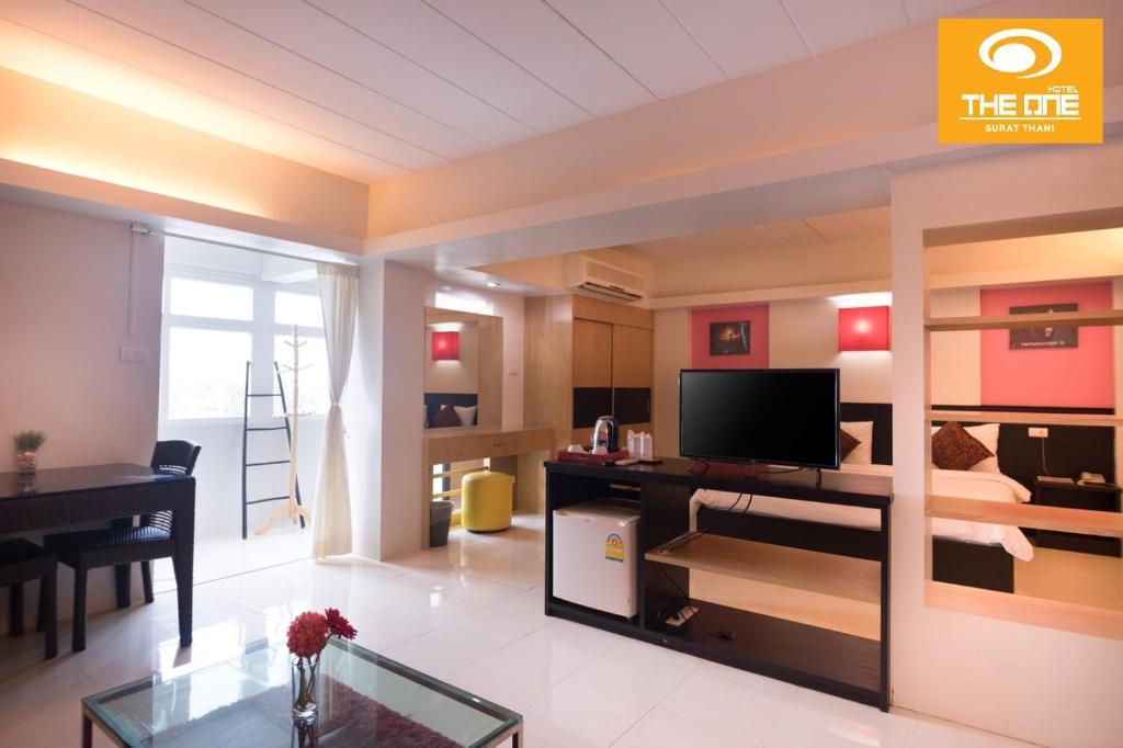 素叻的住宿－素叻完美酒店，带电视的客厅和用餐室