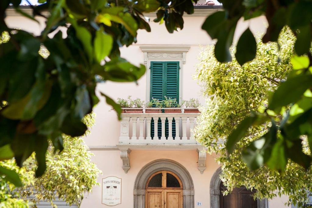 a building with a window and a wooden door at Domus Socolatae Residenza d'Epoca Charming B&B - Adults Only in Follonica