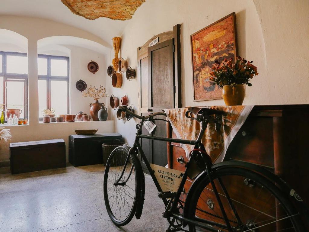 Apartmá v pivovaru Genius noci في Lomnice: دراجة متوقفة في غرفة مع غرفة معيشة