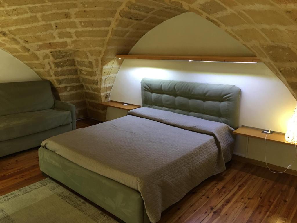 NovoliにあるMassimo Apartmentのベッドルーム(ベッド1台、ソファ付)