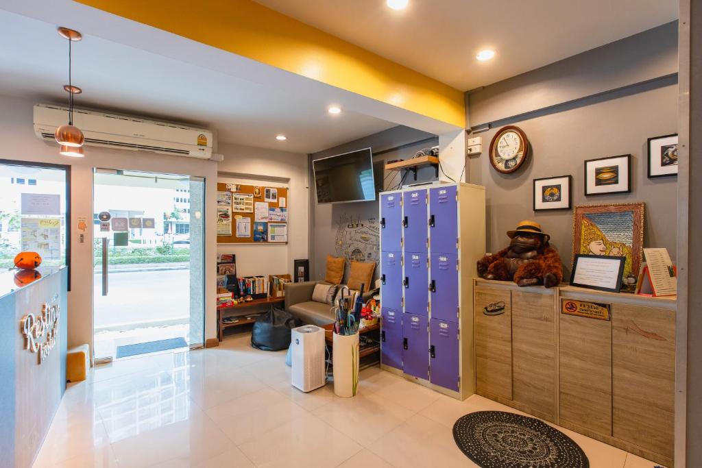 Khu vực ghế ngồi tại Restiny Hostel