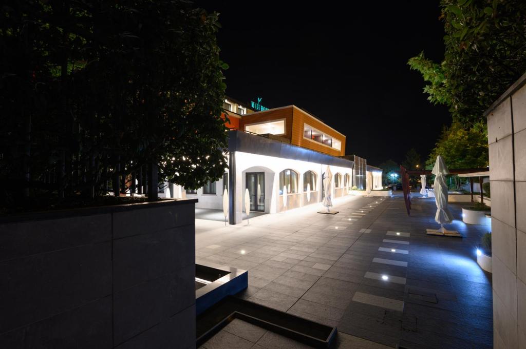 Bazén v ubytování Bhotel nebo v jeho okolí