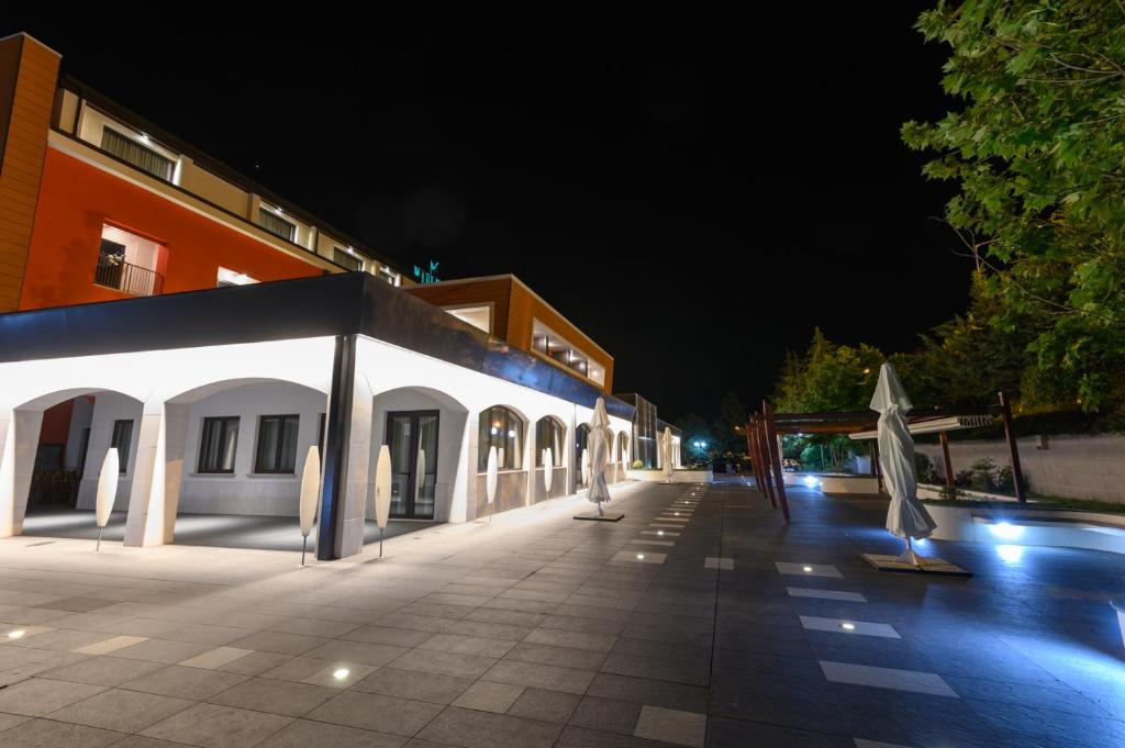 Bazén v ubytování Bhotel nebo v jeho okolí