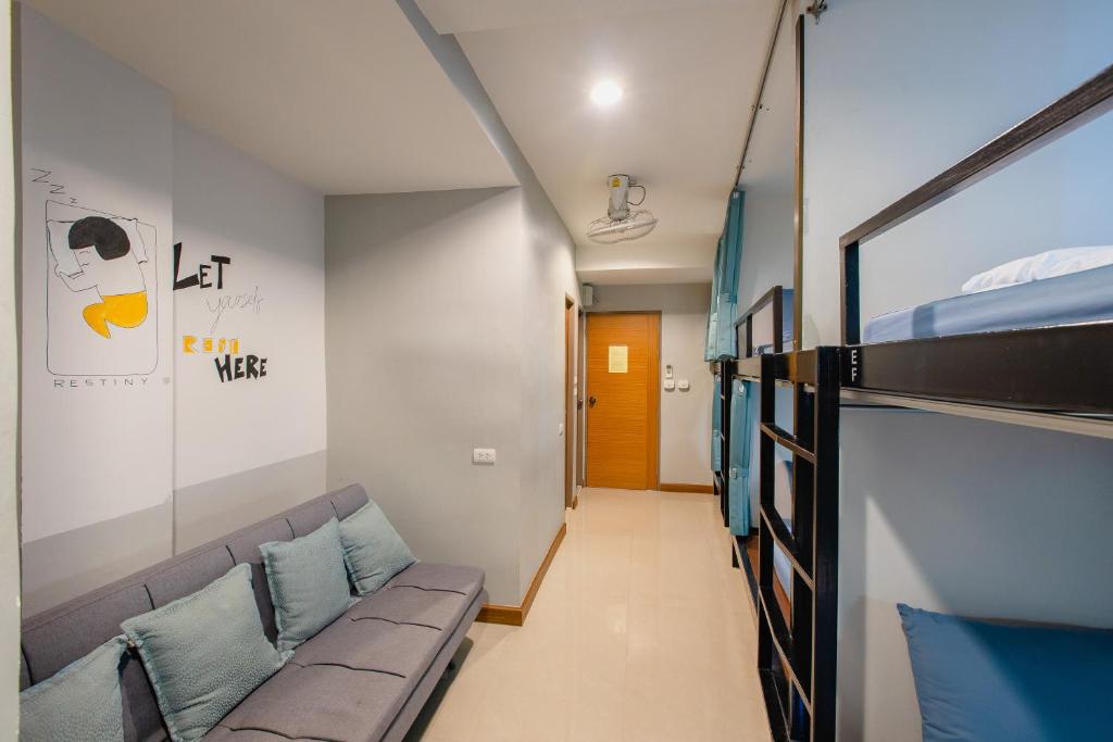 Khu vực ghế ngồi tại Restiny Hostel