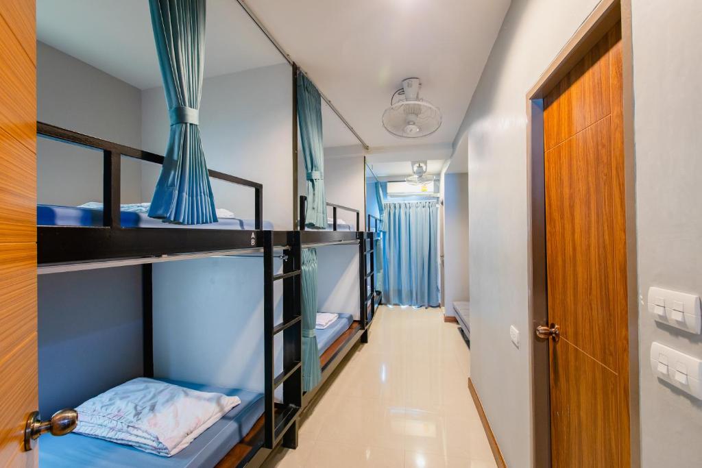 Giường trong phòng chung tại Restiny Hostel