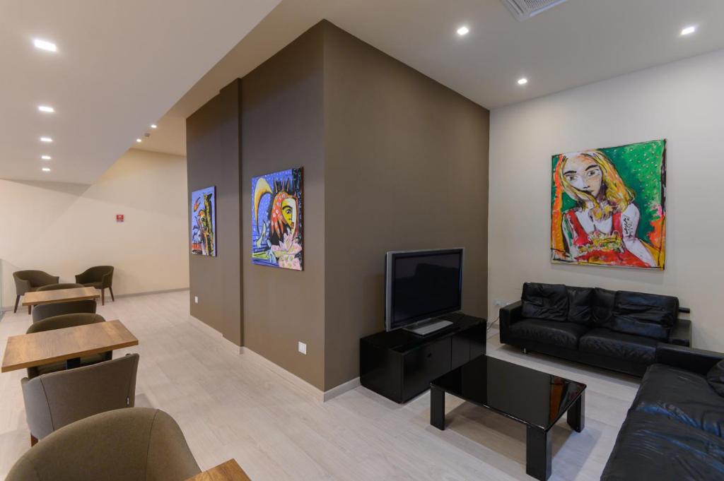 TV a/nebo společenská místnost v ubytování Bhotel