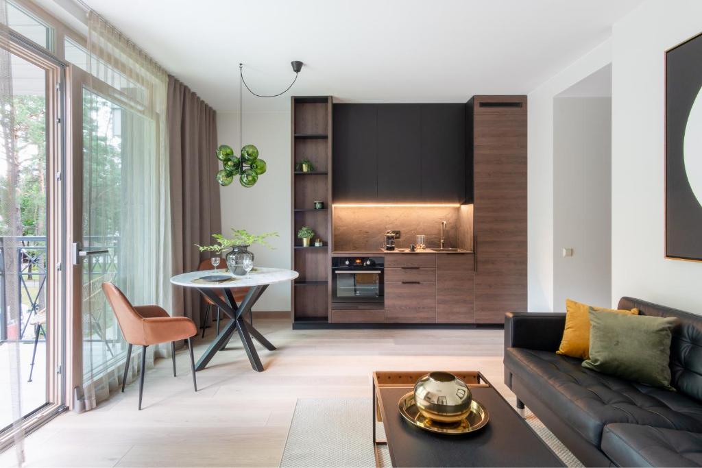 ein Wohnzimmer mit einem Sofa und einem Tisch in der Unterkunft Modern boutique apartment in the city center in Druskininkai