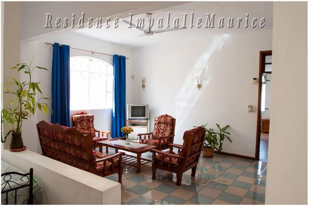 een woonkamer met een tafel en stoelen bij The Impala holiday flat Mon Choisy -Trou aux biches in Mont Choisy