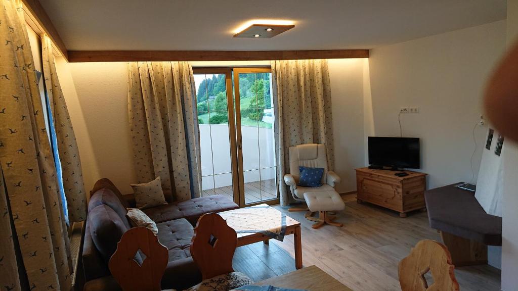 Televízia a/alebo spoločenská miestnosť v ubytovaní Haus Joelblick und Haus Oberadelsber