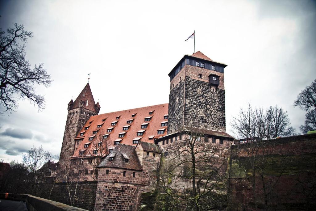 um velho castelo com duas torres em cima dele em Jugendherberge Nürnberg - Youth Hostel em Nuremberga