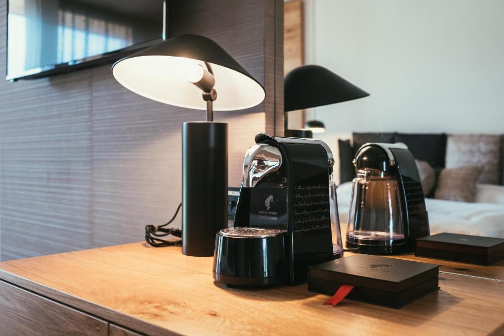 Příslušenství pro přípravu čaje a kávy v ubytování Hotel Kowald Loipersdorf