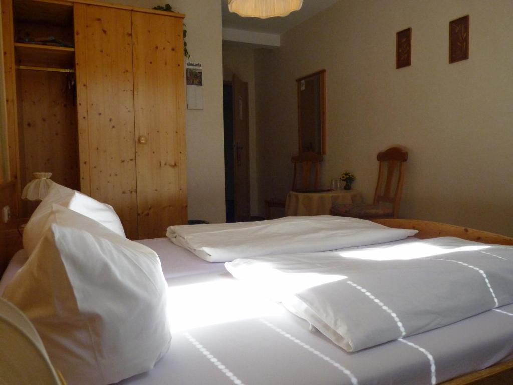 Postel nebo postele na pokoji v ubytování Helmerser Wirtshaus