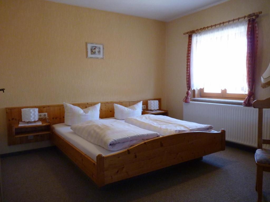 Postel nebo postele na pokoji v ubytování Helmerser Wirtshaus