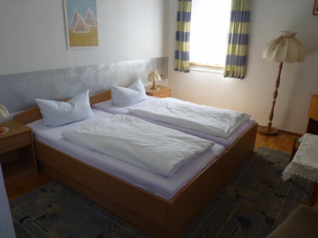 Postel nebo postele na pokoji v ubytování Helmerser Wirtshaus