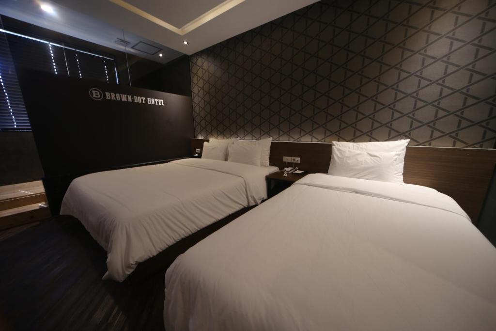 Postel nebo postele na pokoji v ubytování Beomil Brown Dot Hotel